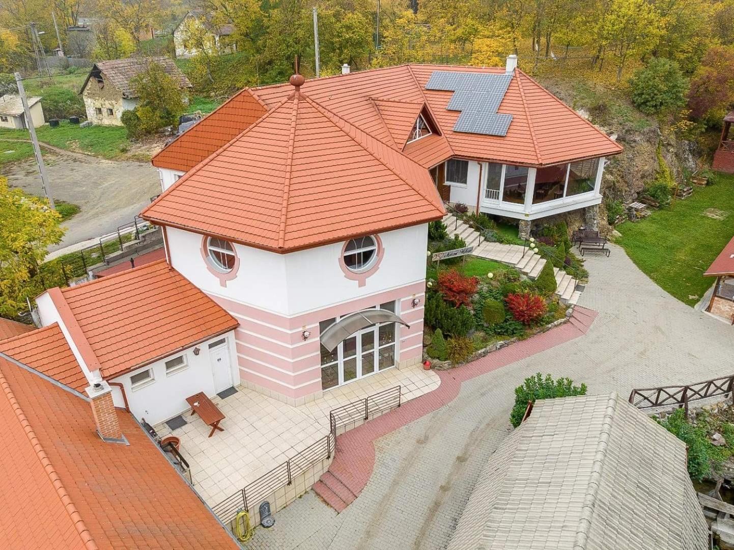 Hotel Malom Udvar Panzio Es Etterem Bér Exterior foto