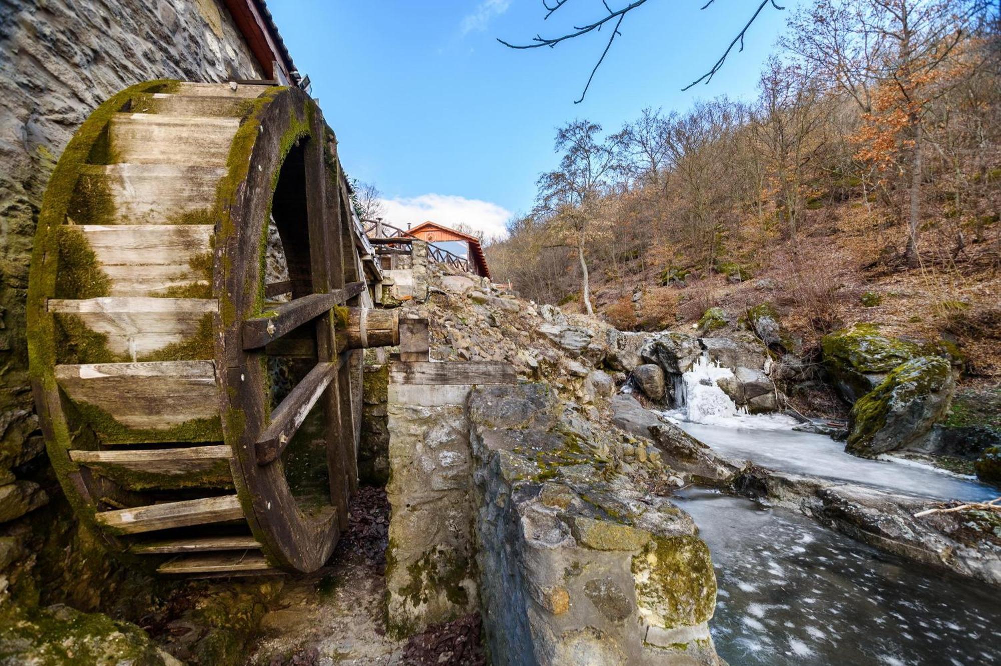 Hotel Malom Udvar Panzio Es Etterem Bér Exterior foto