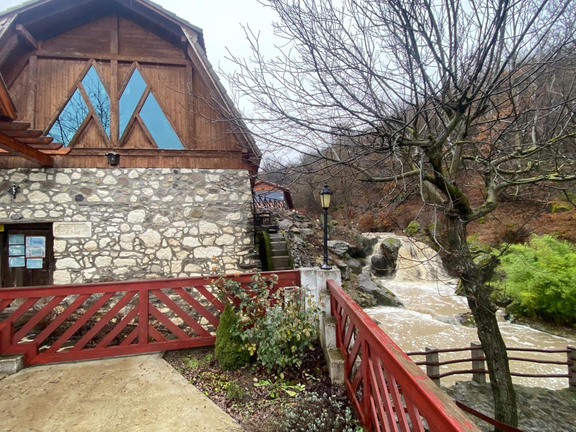 Hotel Malom Udvar Panzio Es Etterem Bér Exterior foto