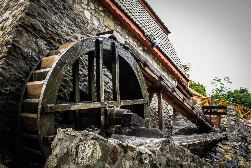 Hotel Malom Udvar Panzio Es Etterem Bér Exterior foto