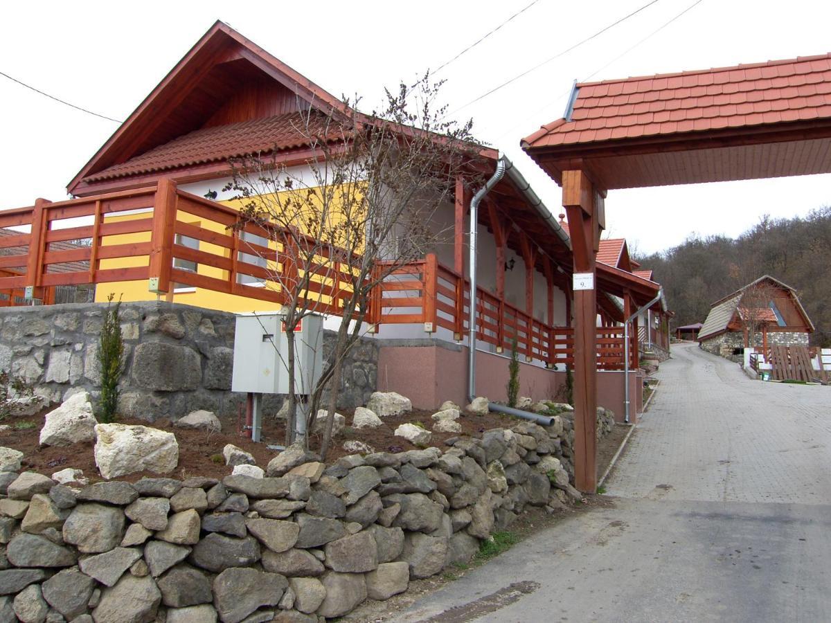 Hotel Malom Udvar Panzio Es Etterem Bér Exterior foto